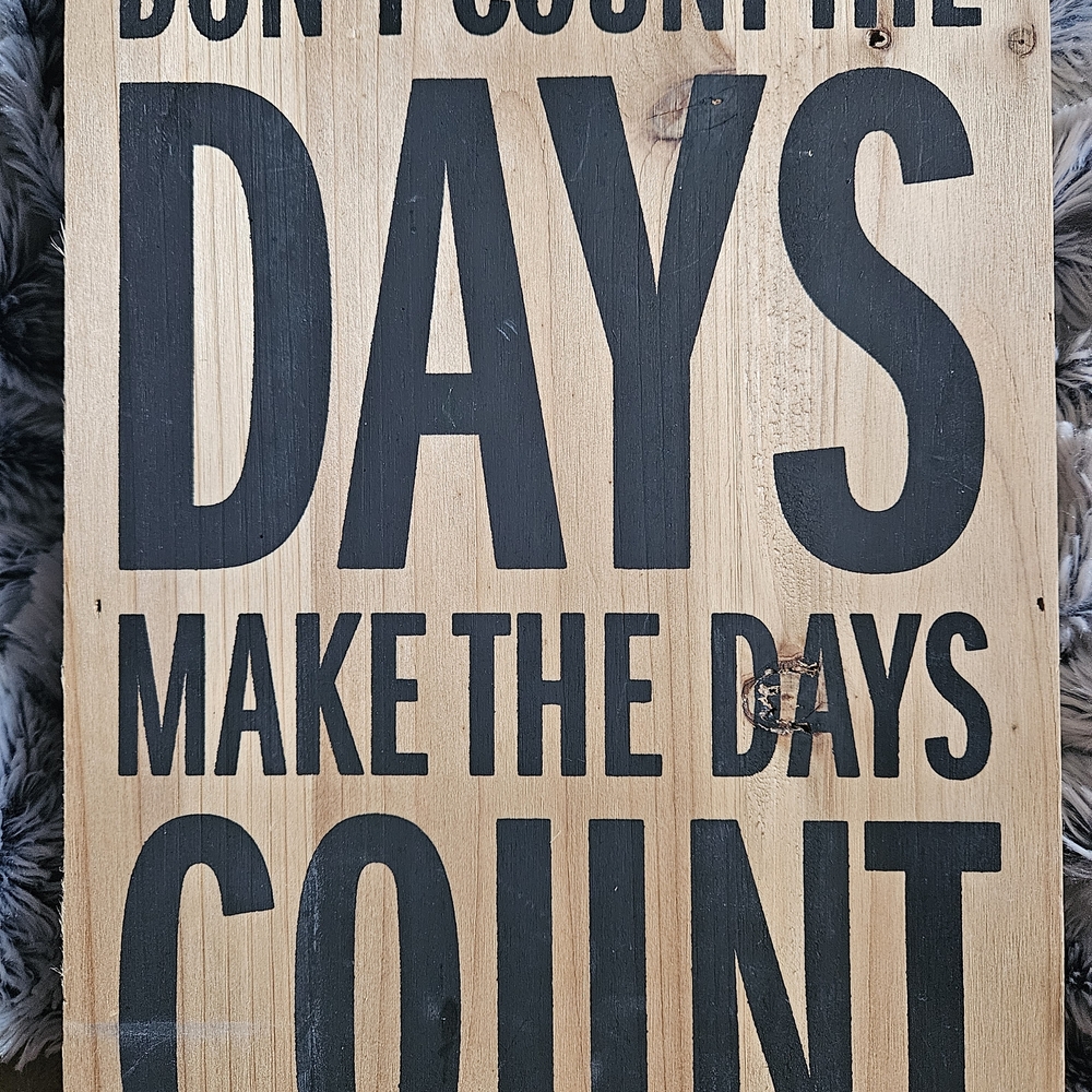 Wooden Sign "Don't Count The Days, Make The Days Count" - Wood 10x7